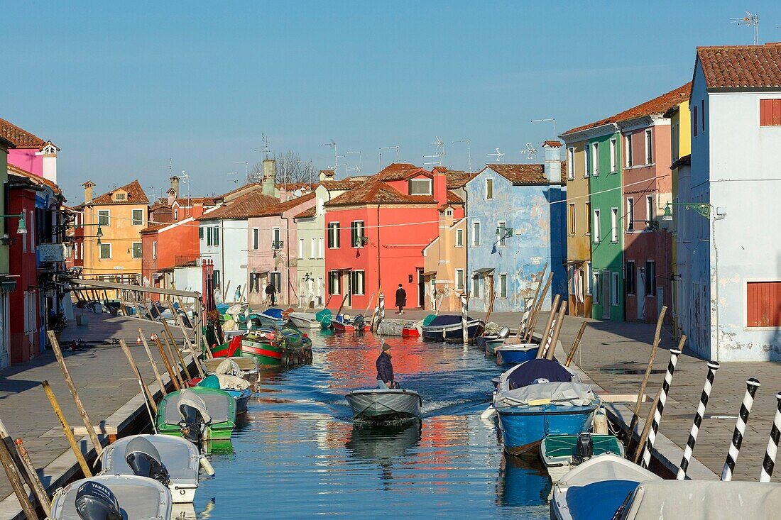 Italien, Venetien, Venedig als Weltkulturerbe der UNESCO, Insel Burano, Burano, bunte Häuser, Kanal und Boot