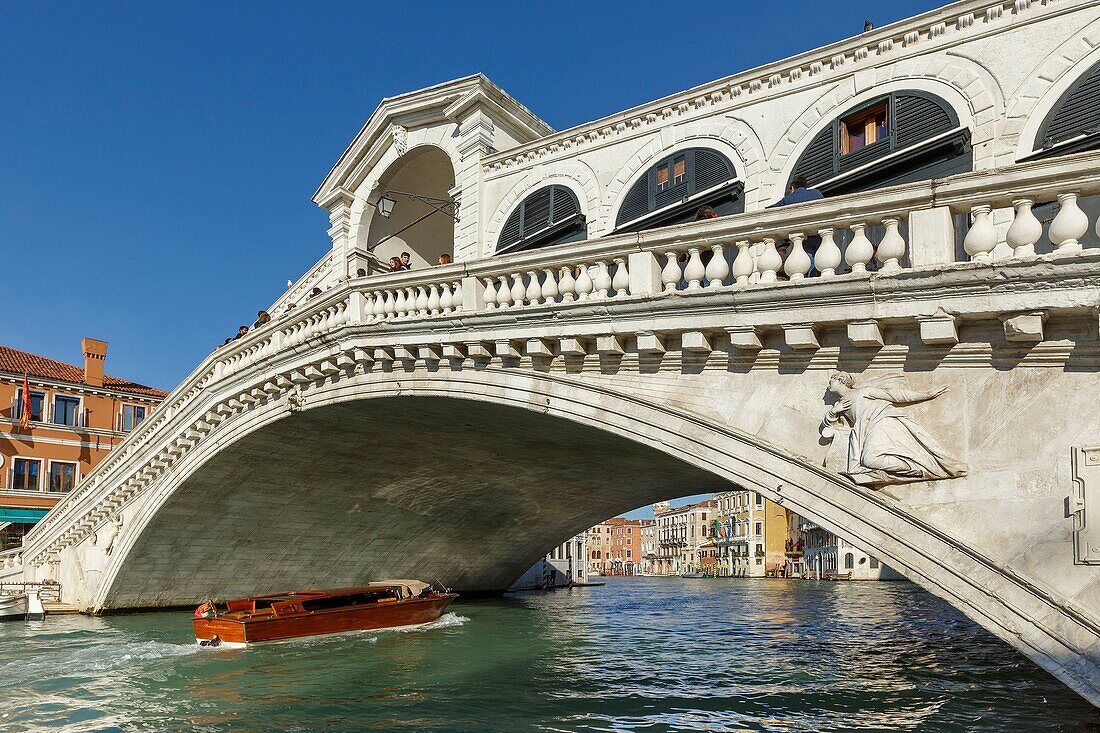 Italien, Venetien, Venedig (UNESCO-Welterbe), Stadtteil San Marco, Motorboot auf dem Canal Grande unter der Rialto-Brücke