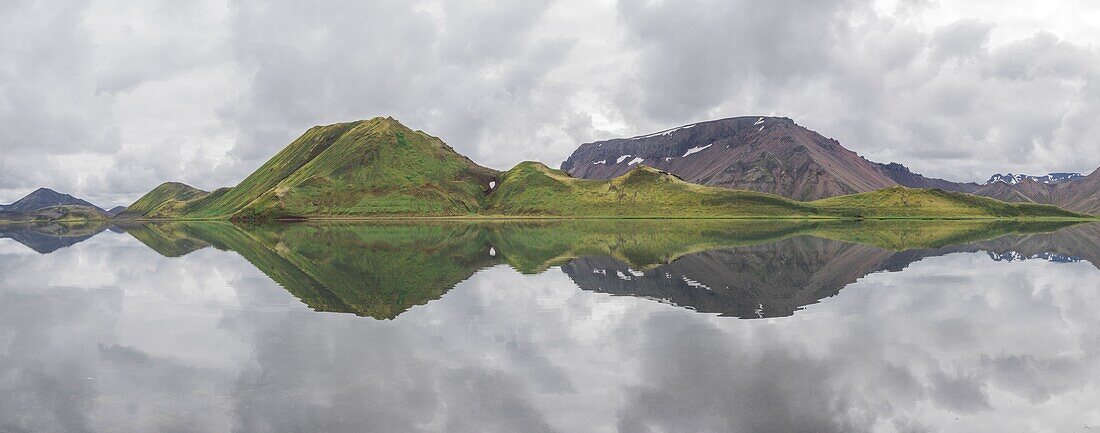 Iceland, Southern Region, Fjallabak Natural Reserve, lakes and mountains around road F208