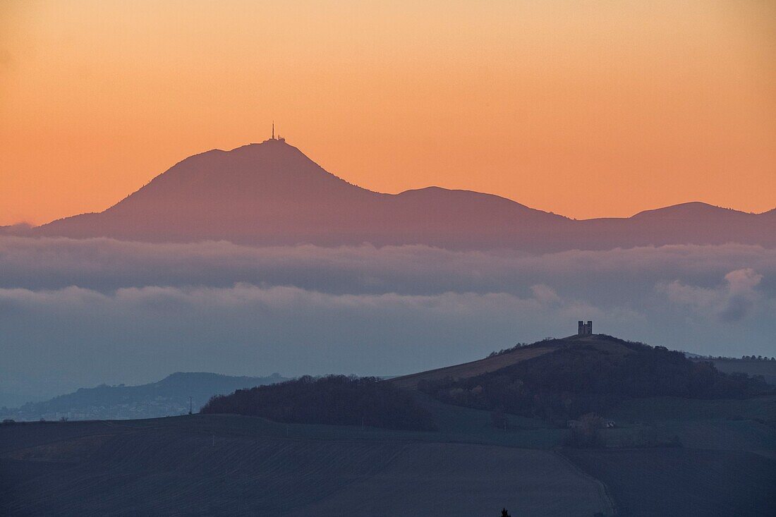 Frankreich, Puy de Dome, die Chaine des Puys, von der UNESCO zum Weltnaturerbe erklärtes Gebiet, Regionaler Naturpark der Vulkane der Auvergne, im Vordergrund der Puy de Turluron und Notre Dame de la Salette bei Billom