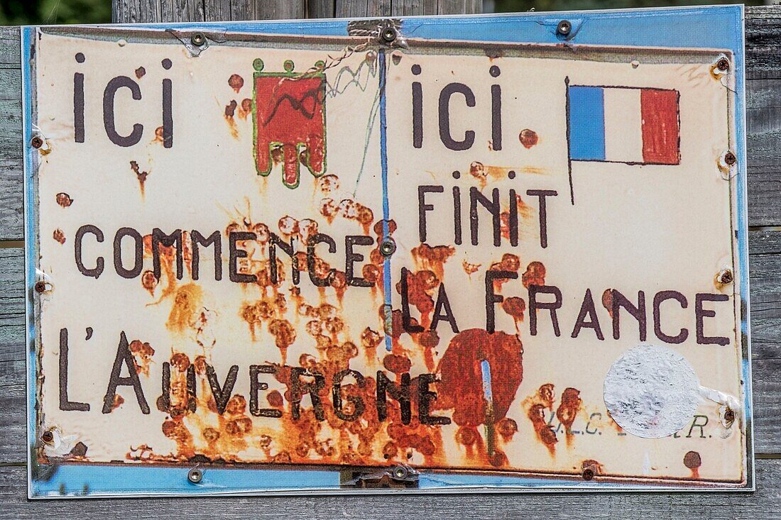 Frankreich, Puy de Dome, Col de Saint Thomas, Saint-Thomas-Weg, Ici commence l'Auvergne, ici finit la France, Reproduktion einer Fotografie von Francis Debaisieux