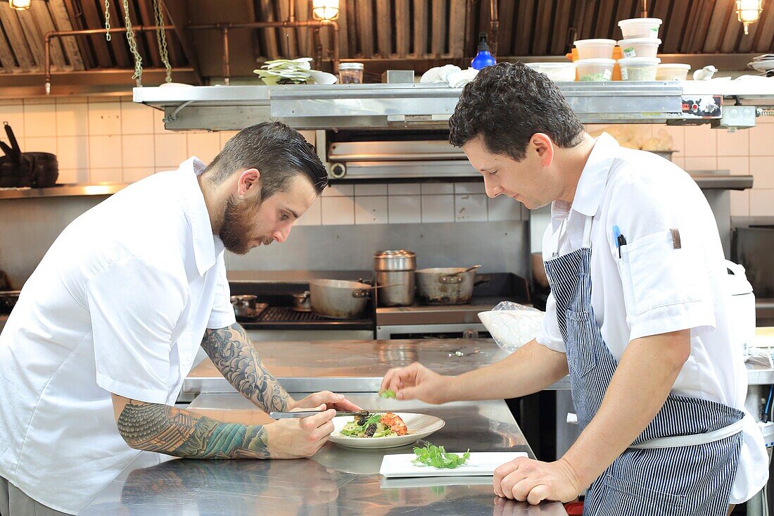 Kanada, New Brunswick, Acadie, Moncton, Restaurant Little Louis, Chefkoch Pierre A. Richard (rechts) in der Küche und sein Küchenchef Jonathan Morrisson