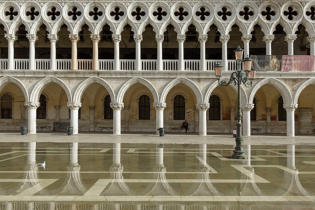 Italien, Venetien, Venedig, von der UNESCO zum Weltkulturerbe erklärt, Stadtteil San Marco, Fassade des Dogenpalastes im gotischen und Renaissance-Stil an der Piazetta San Marco während der acqua alta