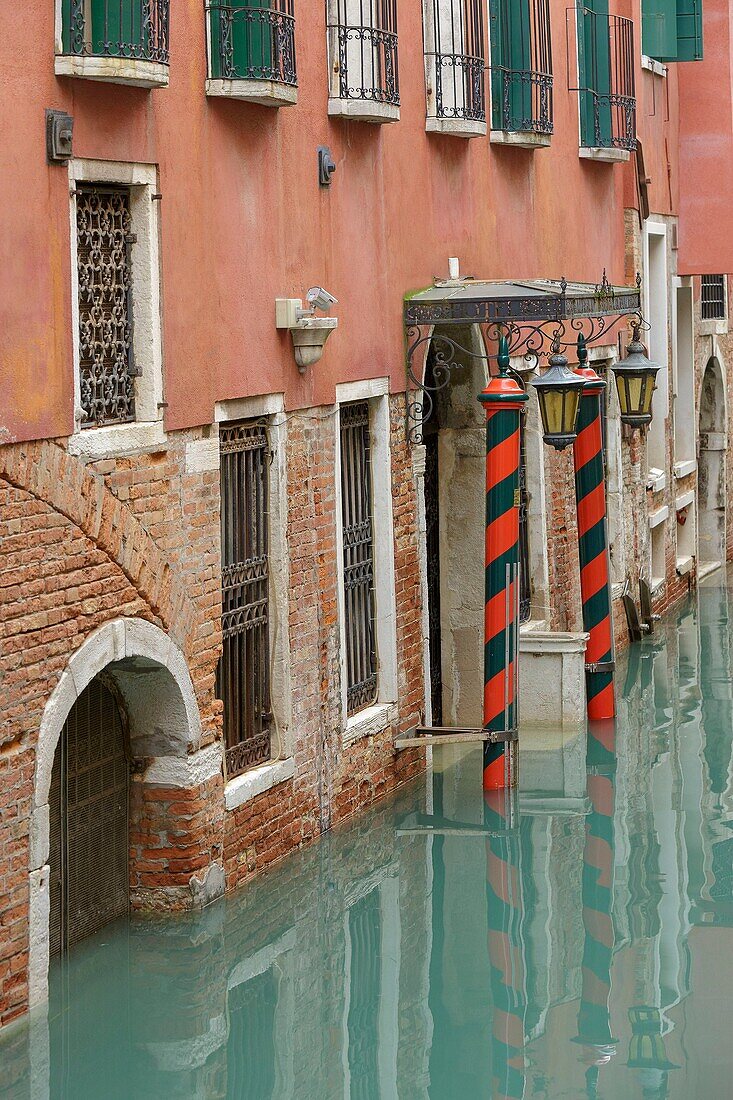 Italien, Venetien, Venedig, von der UNESCO zum Weltkulturerbe erklärt, Stadtteil San Marco, Fassade am Rio delle Veste, auch Rio de la Fenice genannt