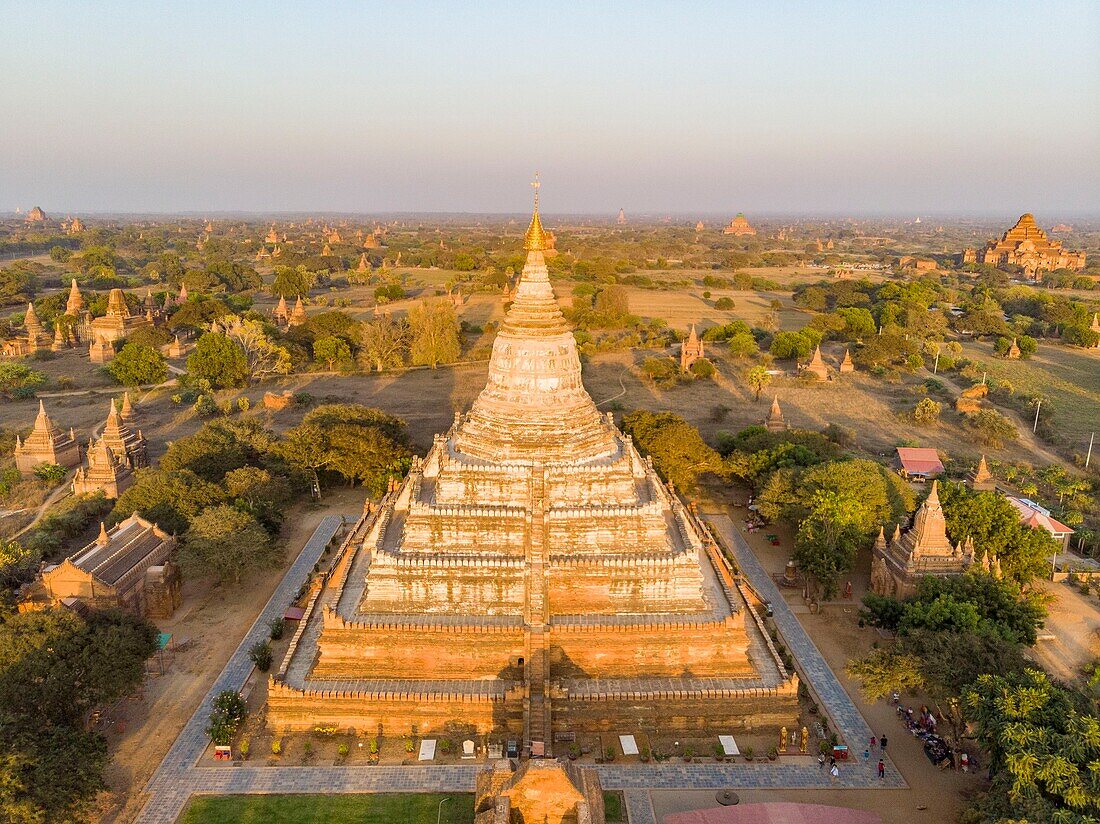 Myanmar (Burma), Region Mandalay, buddhistische Ausgrabungsstätte Bagan, von der UNESCO zum Weltkulturerbe erklärt, Swesandaw-Tempel (Luftaufnahme)