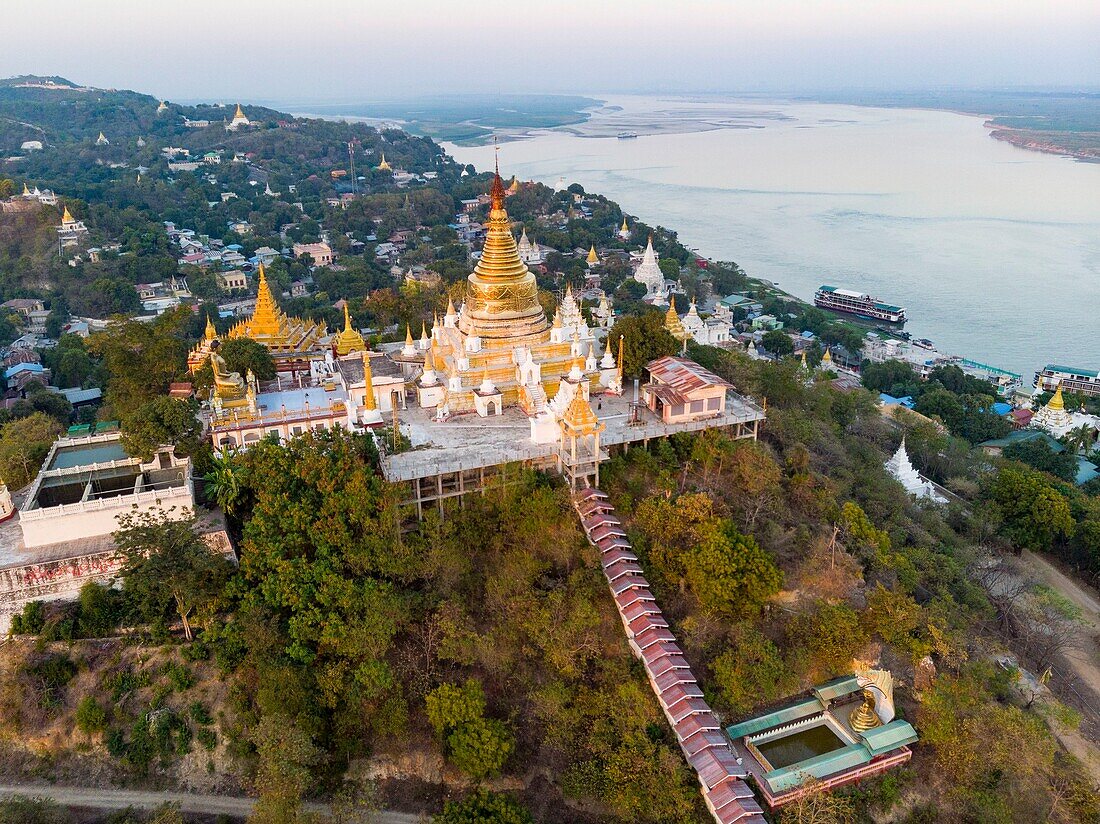 Myanmar (Birma), Division Mandalay, Sagaing Hill und buddhistische Pagoden (Luftaufnahme)