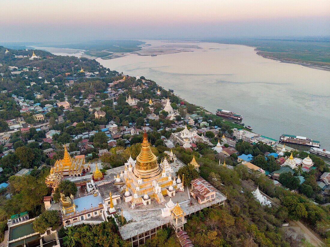 Myanmar (Birma), Division Mandalay, Sagaing Hill und buddhistische Pagoden (Luftaufnahme)