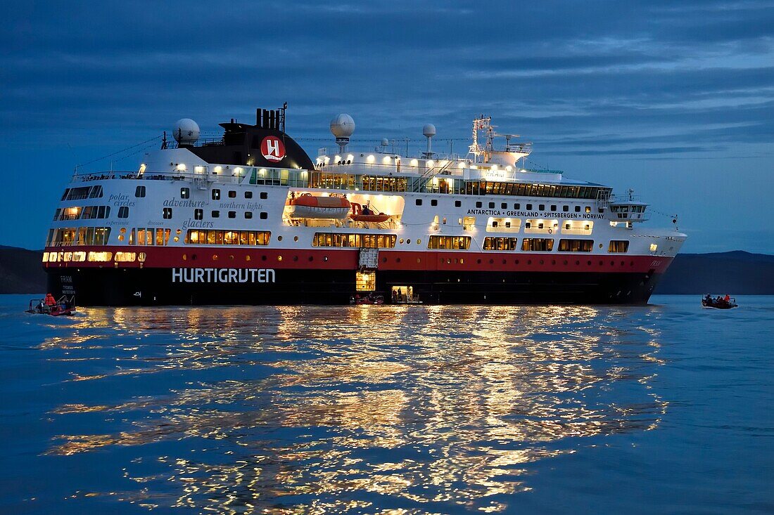 Grönland, westliche Zentralregion, Bucht von Kangerlussuaq, nächtliche Einschiffung auf dem Kreuzfahrtschiff MS Fram von Hurtigruten