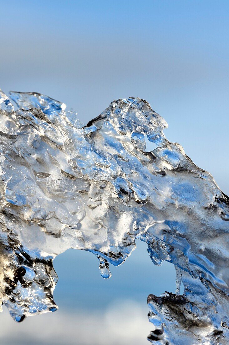 Grönland, Nordwestküste, Smith-Sund, Nahaufnahme eines fast vollständig geschmolzenen Eisstücks vom arktischen Meereis (Frazil-Eis)