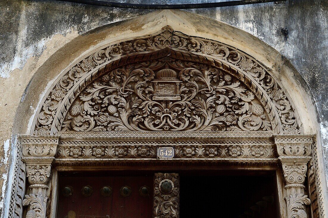 Tansania, Sansibar-Stadt, Stone Town, von der UNESCO zum Weltkulturerbe erklärt, geschnitzter Giebel und Korallensteinstürze