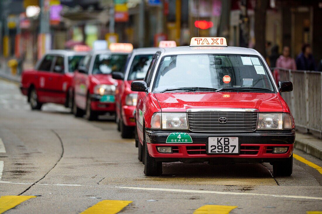 China, Hongkong, typisches rotes Taxi in Hongkongs Stadtteil Kowloon