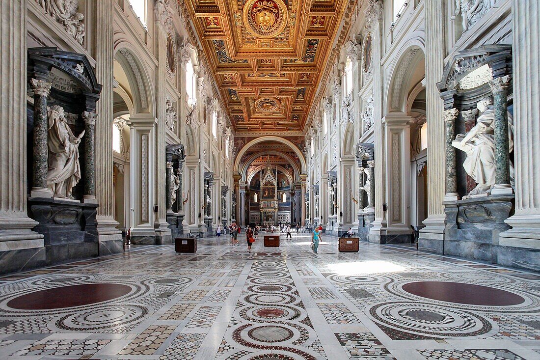 Italien, Latium, Rom, historisches Zentrum, das von der UNESCO zum Weltkulturerbe erklärt wurde, Innenraum der Basilika San Giovanni in Laterano (St. John Lateran)