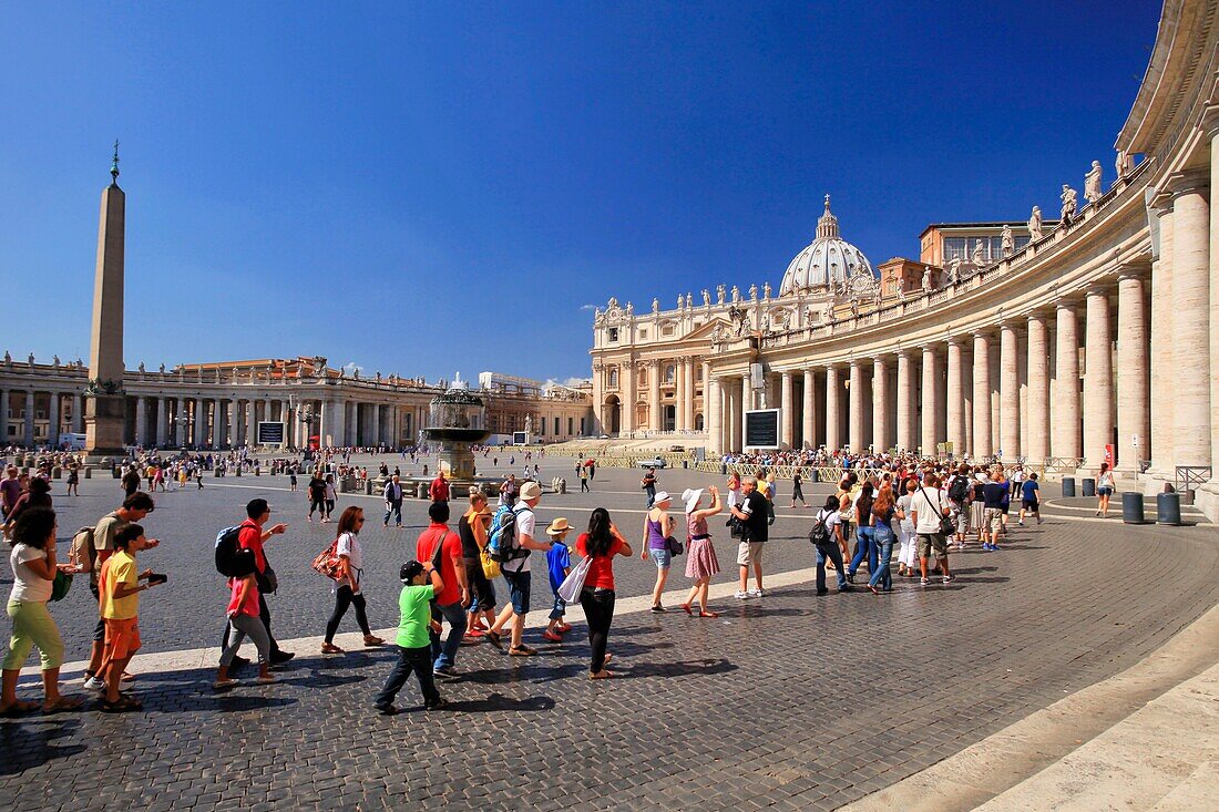 Italy, Lazio, Rome, Vatican City classified as World Heritage by UNESCO, St. Peter's Square, Basilica of St. Peter in Rome (Basilica San Pietro)