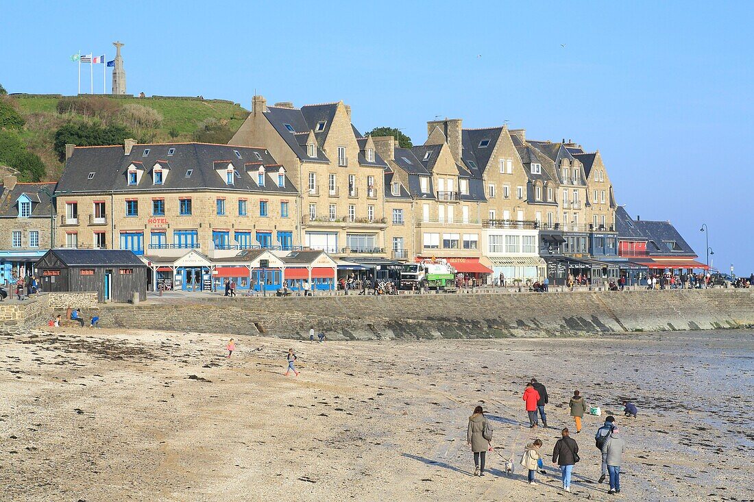 France, Ille et Vilaine, Emerald Coast, Cancale, beach at low tide