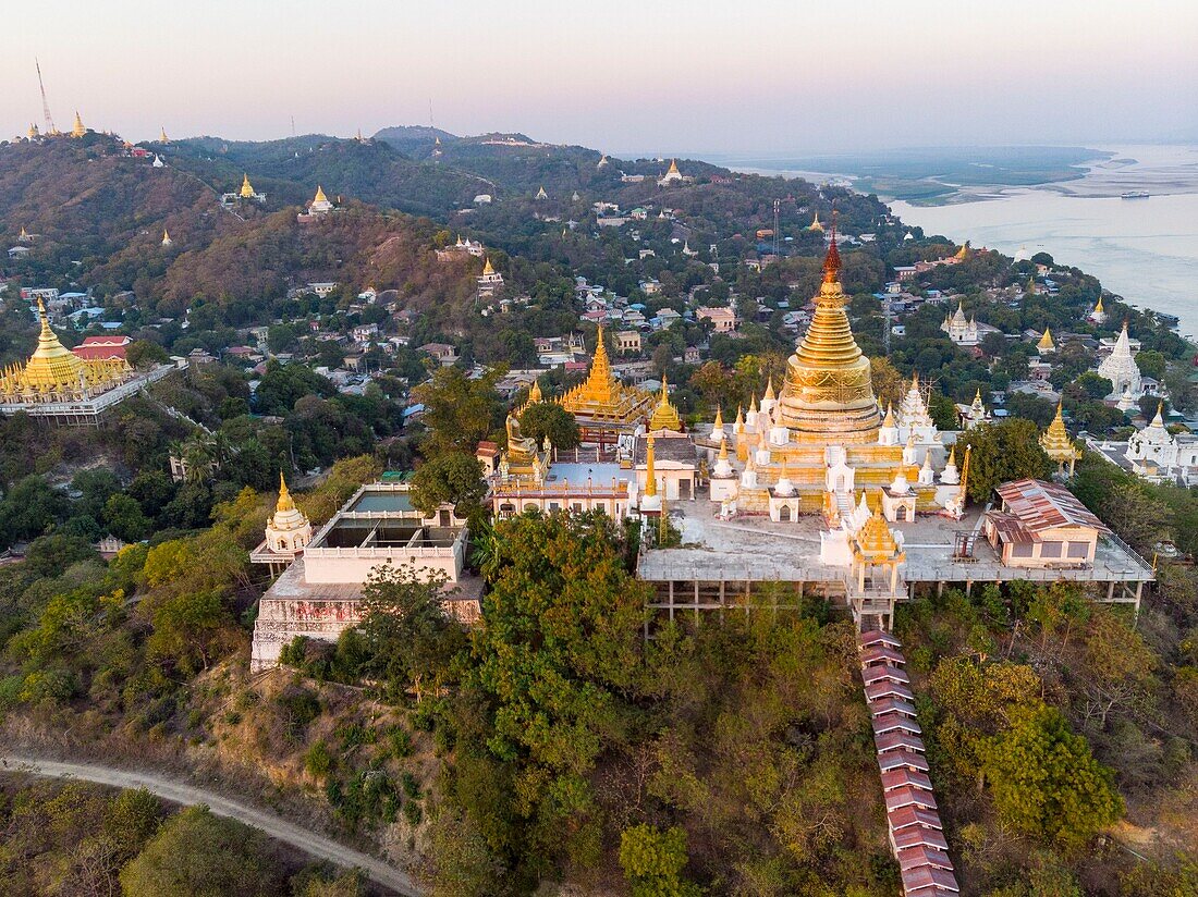 Myanmar (Birma), Division Mandalay, Sagaing Hill und buddhistische Pagoden (Luftaufnahme)