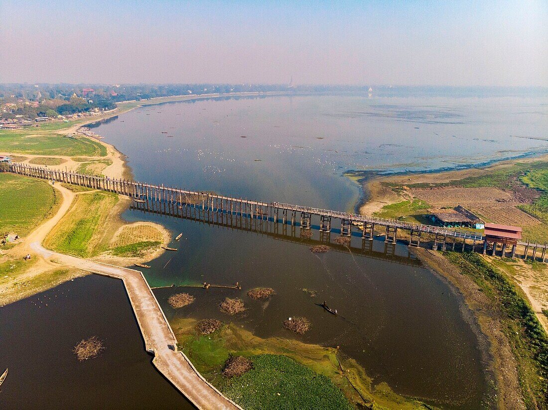 Myanmar (Burma), Region Mandalay, Amarapura, die 1,2 km lange U Bein Teak Brücke, wurde 1849 über den Taungthaman See gebaut (Luftaufnahme)