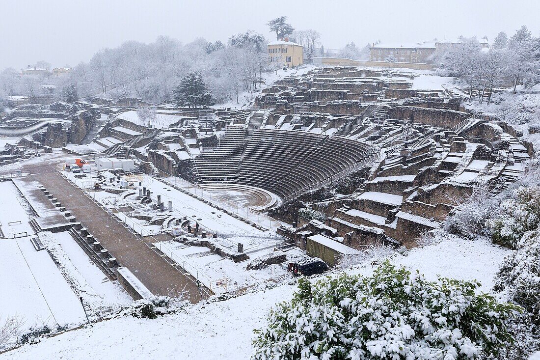 Frankreich, Rhone, Lyon, 5. Arrondissement, Stadtviertel Fourviere, Hügel Fourviere, antikes Theater Lugdunum, als historisches Monument klassifiziert, von der UNESCO als Welterbe eingetragene Stätte unter dem Schnee