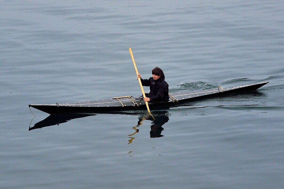 Grönland, zentrale westliche Region, Sisimiut (früher Holsteinsborg), Inuit in einem traditionellen Kajak