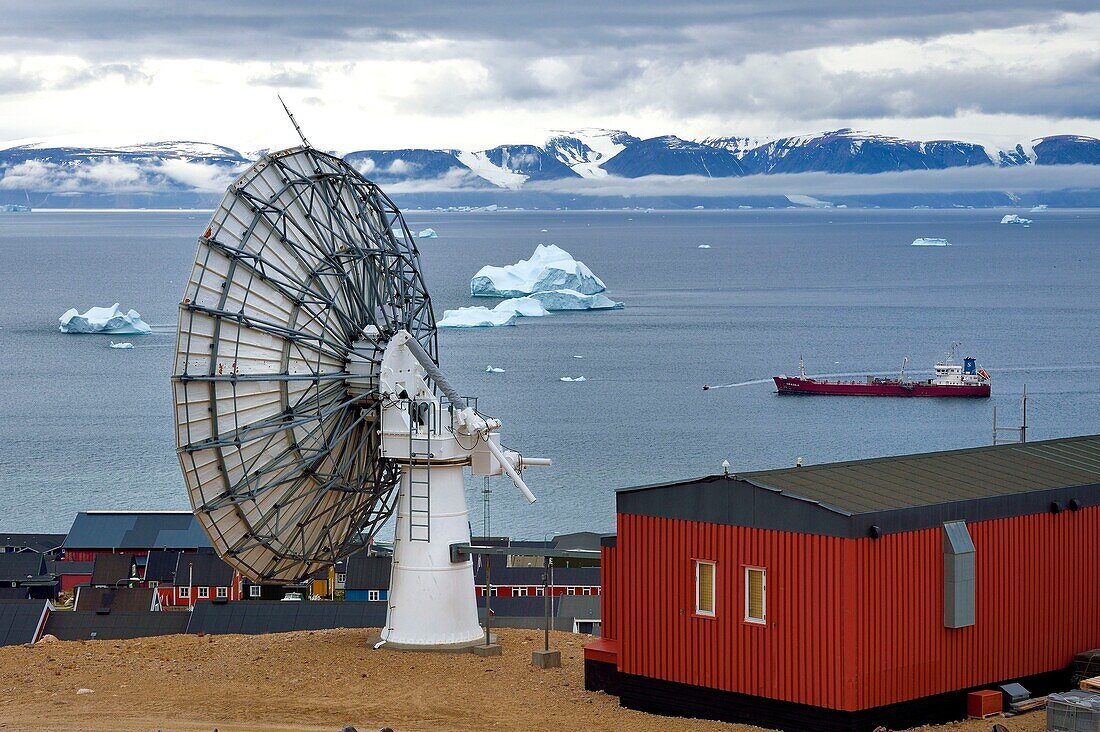 Greenland, North West coast, Baffin Sea, Qaanaaq or New Thule, satellite dish