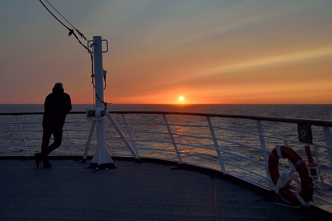 Grönland, Westküste, Hurtigruten Kreuzfahrtschiff MS Fram, Sonnenuntergang über der Baffinsee