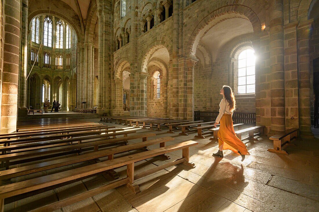 Frankreich, Manche, der Mont-Saint-Michel, junge Frau im Kircheninneren