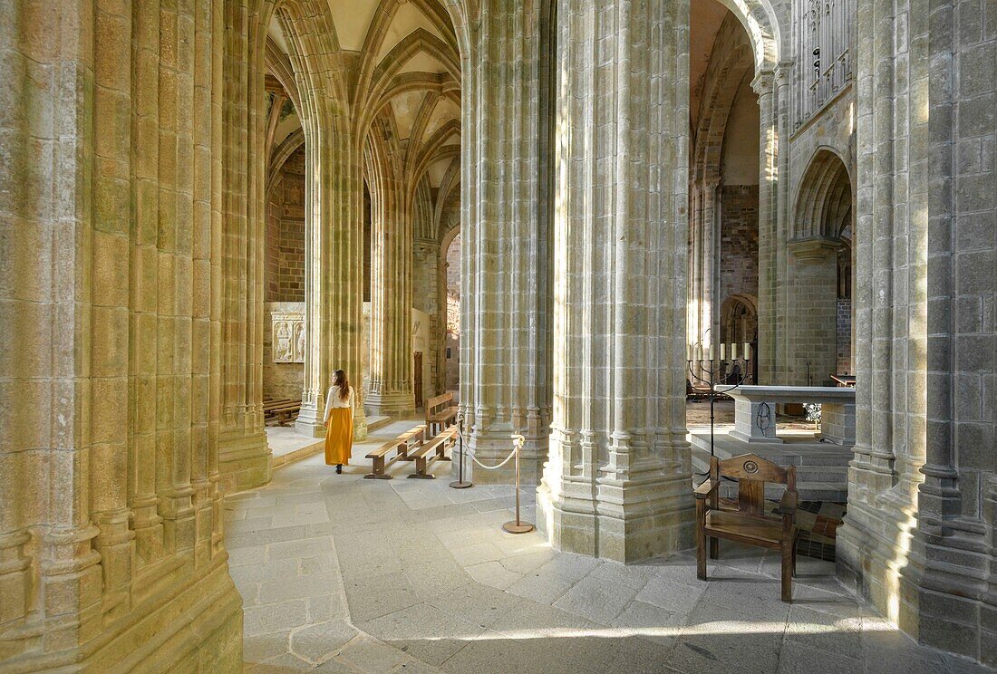 Frankreich, Manche, der Mont-Saint-Michel, junge Frau im Kircheninneren und im gotischen Chor