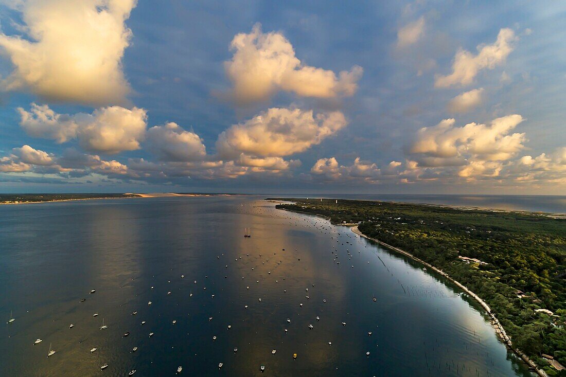 Frankreich, Gironde, Bassin d'Arcachon, Luftaufnahme von Cap Ferret mit der Düne von Pilat im Hintergrund (Luftaufnahme)