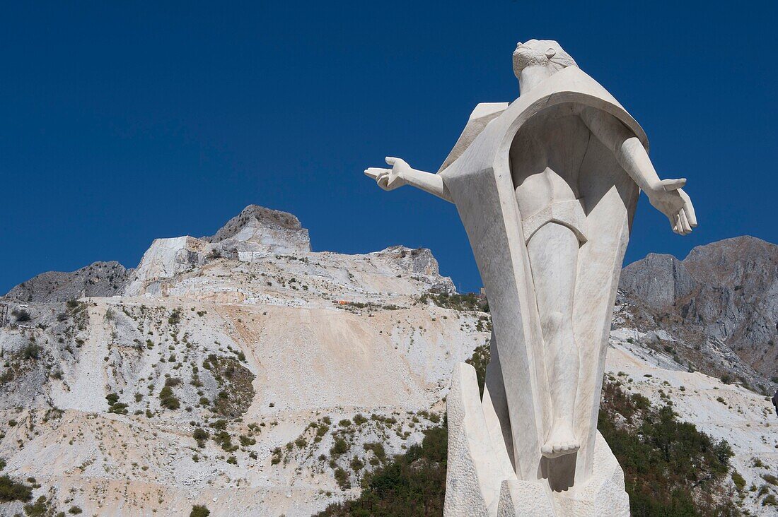 Italien, Toskana, inmitten der Marmorbrüche von Carrare, das Dorf Colonnata