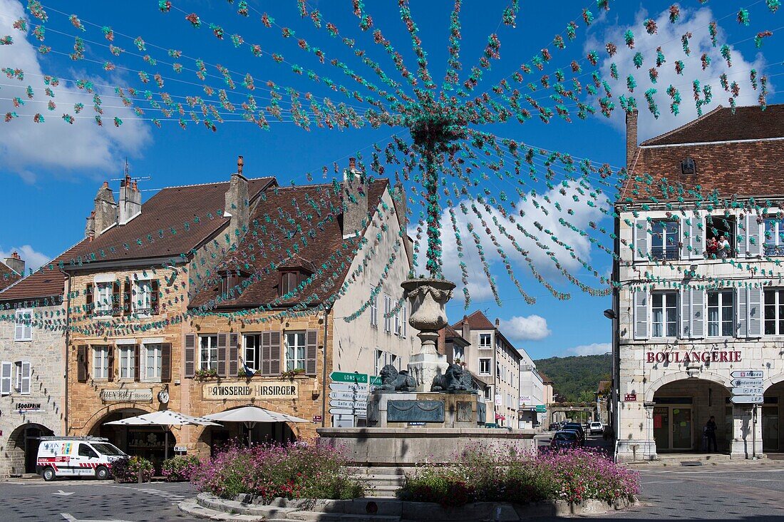 Frankreich, Jura, Arbois, der Brunnen im Festgewand der Platz der Freiheit und der Schokoladenhersteller Hirsinger