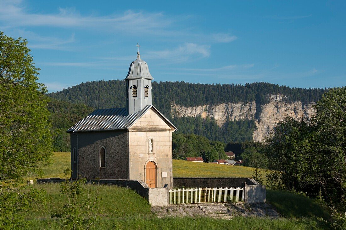 Frankreich, Ain, Juramassiv, die Kapelle von Echallon und der Felsen von Orvaz