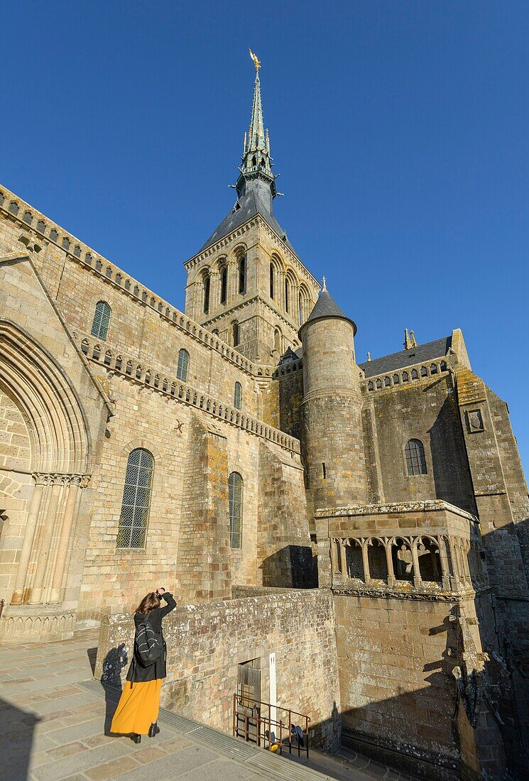 Frankreich, Manche, der Mont-Saint-Michel, Frau fotografiert die Abteikirche