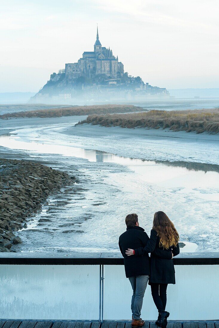 Frankreich, Manche, der Mont-Saint-Michel, Blick auf die Insel und die Abtei bei Sonnenaufgang von der Mündung des Couesnon