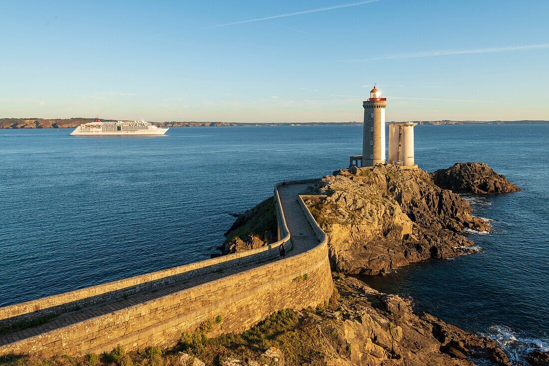 Frankreich, Finistere, der Leuchtturm des Petit Minou bei Sonnenuntergang und das Schiff Europa