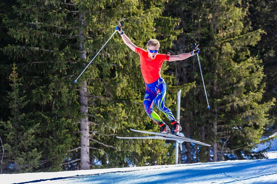 Frankreich, Savoyen, Méribel, Vanoise-Massiv, Tarentaise-Tal, Morgan beim Start mit seinen Skatingskiern