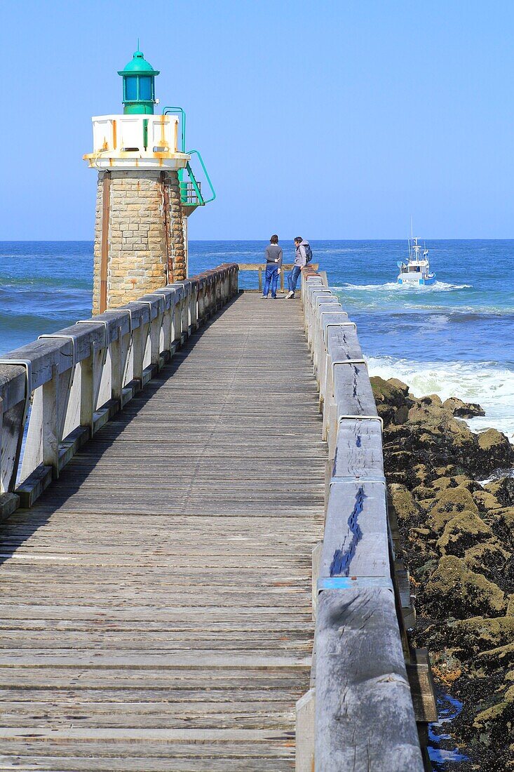 Frankreich, Landes, Capbreton, Ausleger und Leuchtturm an der Atlantikküste mit einem auslaufenden Fischerboot