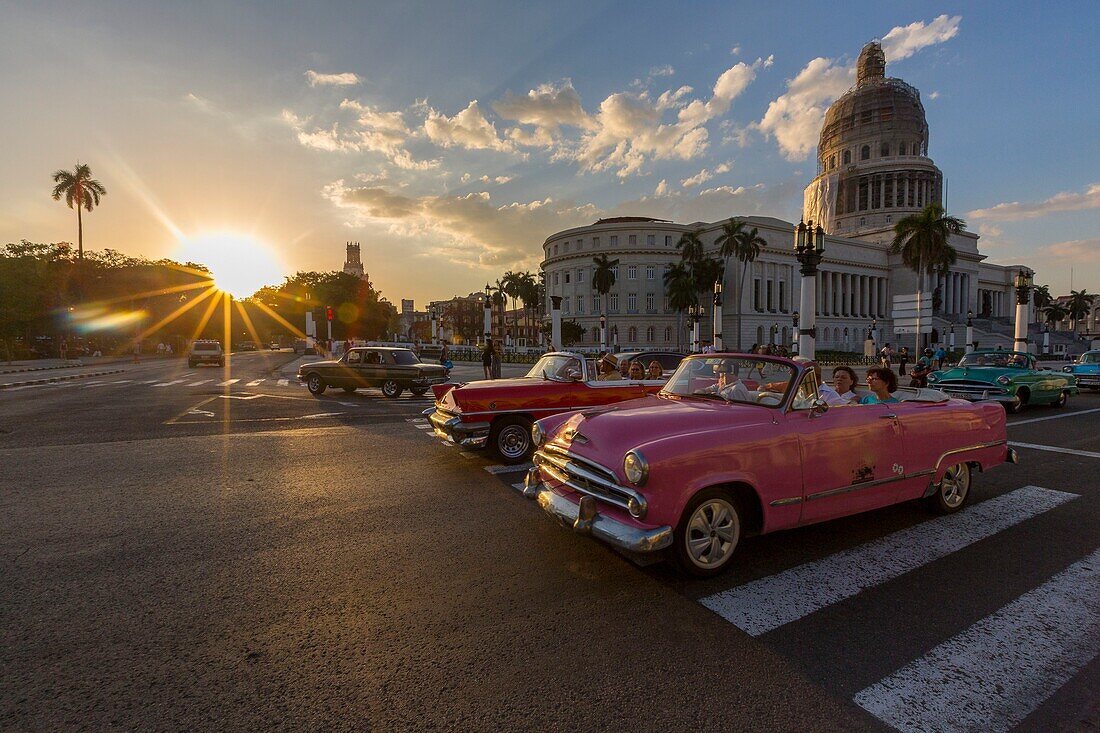 Kuba, Provinz Ciudad de la Habana, Havanna, Stadtteil Centro Habana, amerikanisches Auto auf dem Paseo del Prado, auch Paseo José Marti genannt, der das Capitol mit dem Malecon verbindet