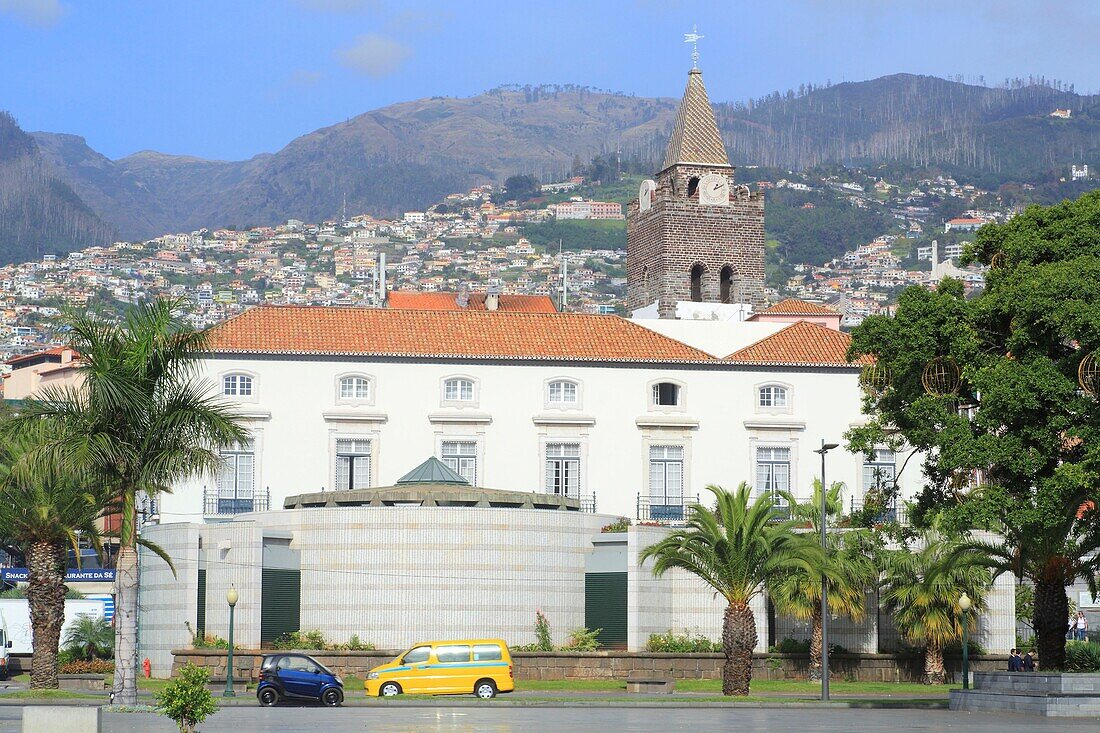 Portugal, Insel Madeira, Funchal, Stadtzentrum von der Strandpromenade aus gesehen mit Casa da Alfandega und Kathedrale Notre-Dame-de-l'Assomption