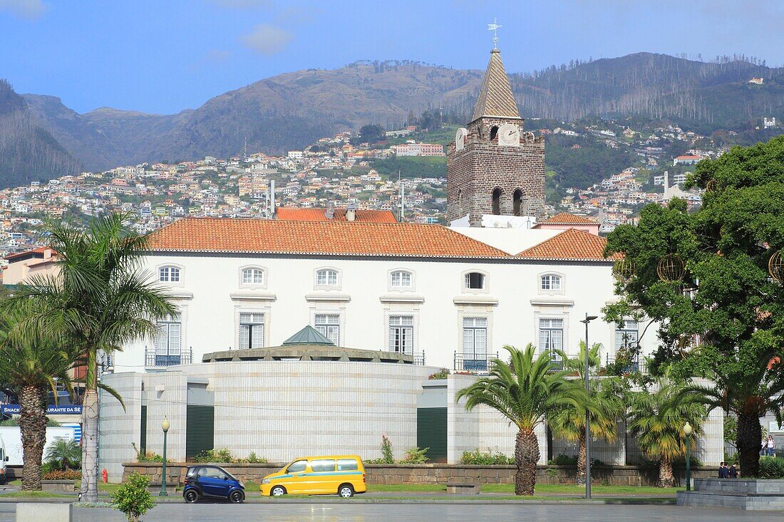 Portugal, Madeira Island, Funchal, downtown seen from the seafront with Casa da Alfandega and Notre-Dame-de-l'Assomption Cathedral
