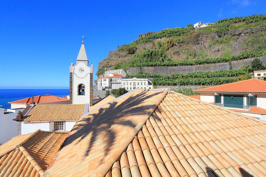 Portugal, Insel Madeira, Ponta do Sol, Kirche Unserer Lieben Frau vom Licht (Nossa Senhora da Luz) aus dem 15. Jahrhundert und ein Weihnachtsbaum