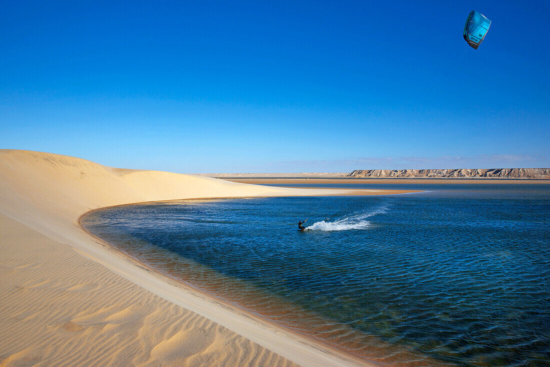 Marokko, Westsahara, Dakhla, Kitesurfer auf der Lagune, zwischen der Weißen Düne und den Wüstenbergen