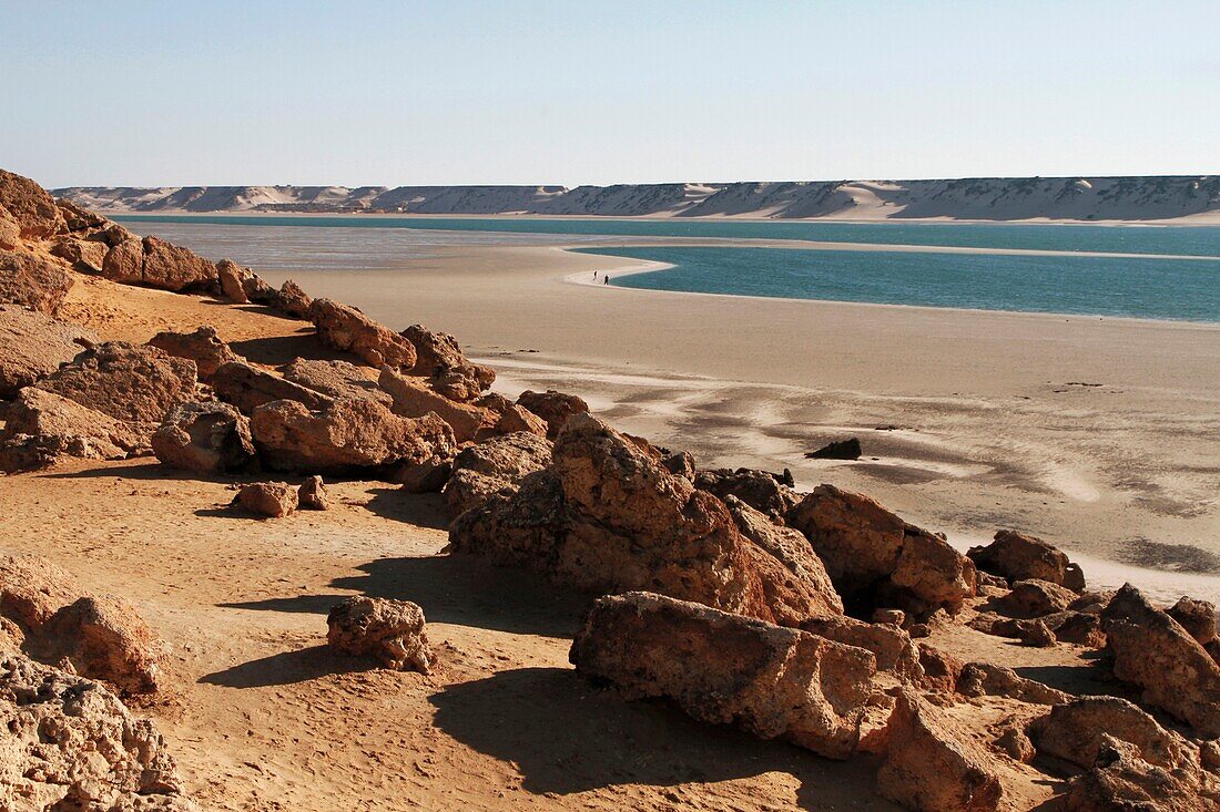 Marokko, Westsahara, Dakhla, Sandberge mit Blick auf die Lagune und die Wüste