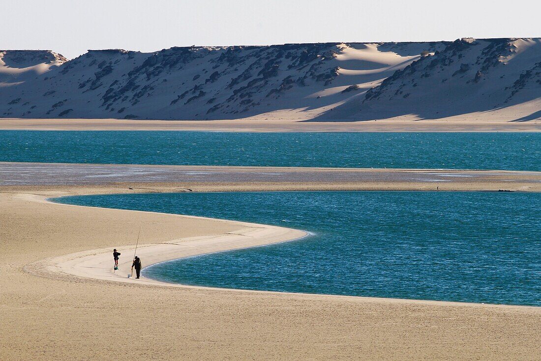 Marokko, Westsahara, Dakhla, Strand am Rande der Lagune mit den Wüstenbergen im Hintergrund