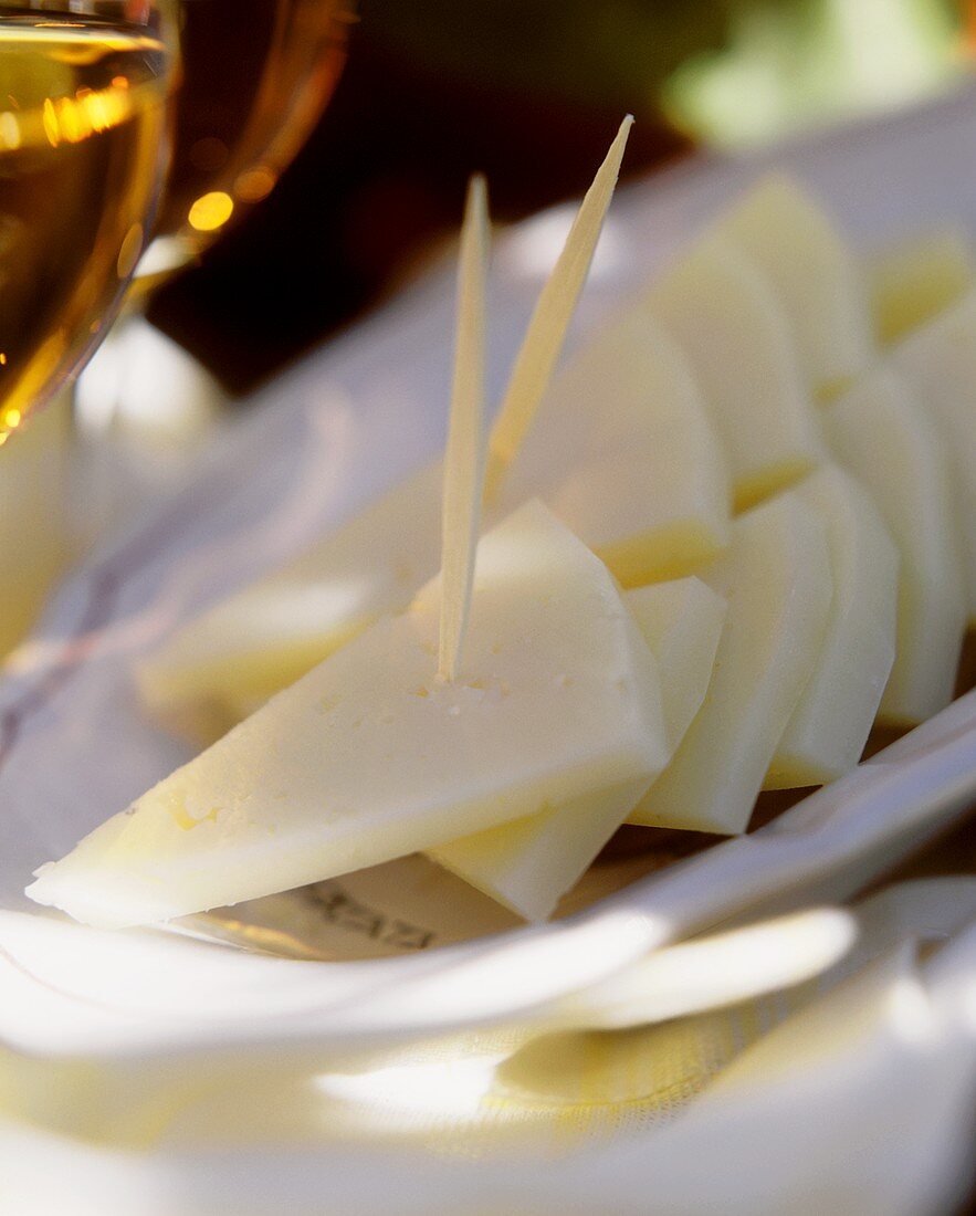 Manchego-Stücke (spanischer Käse) mit Spiesschen auf Platte