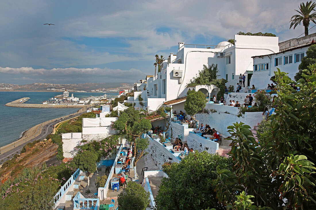 Marokko, Tanger Region Tetouan, Tanger, Hafa-Café unter freiem Himmel, das sanft zum Mittelmeer abfällt