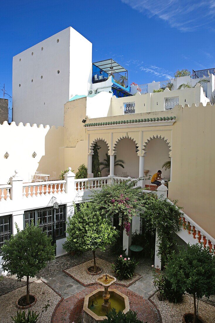 Marokko, Tanger Region Tetouan, Tanger, Innenhof und Springbrunnen der amerikanischen Gesandtschaft