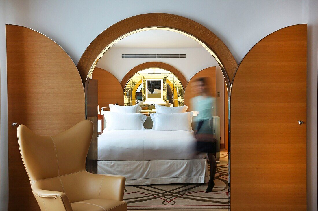 Frankreich, Paris, Royal Monceau Hotel, Frau geht in einer Suite im Art Deco Stil des Royal Monceau spazieren