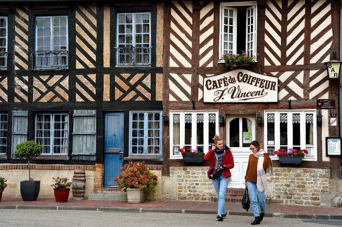 Frankreich, Calvados, Pays d'Auge, Beuvron en Auge, Beschriftung Les Plus Beaux Villages de France (Die schönsten Dörfer Frankreichs), Cafe du Coiffeur