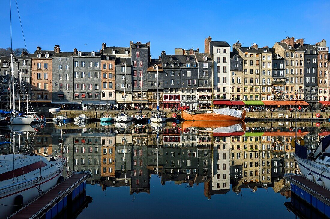 Frankreich, Calvados, Pays d'Auge, Honfleur, das Vieux-Bassin (altes Hafenbecken), der Kai von Sainte Catherine