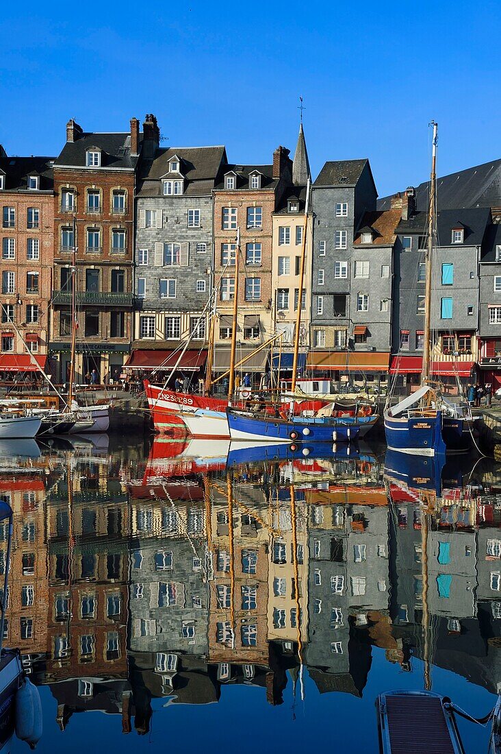 Frankreich, Calvados, Pays d'Auge, Honfleur, das Vieux-Bassin (altes Hafenbecken), der Kai von Sainte Catherine