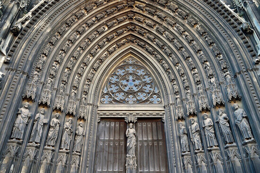 Frankreich, Seine Maritime, Rouen, Kirche Saint Ouen (12. &#x2013;15. Jh.), das zentrale Portal der Westfassade, das Christus auf dem zentralen Pfeiler des großen Tores, umgeben von den Aposteln, darstellt